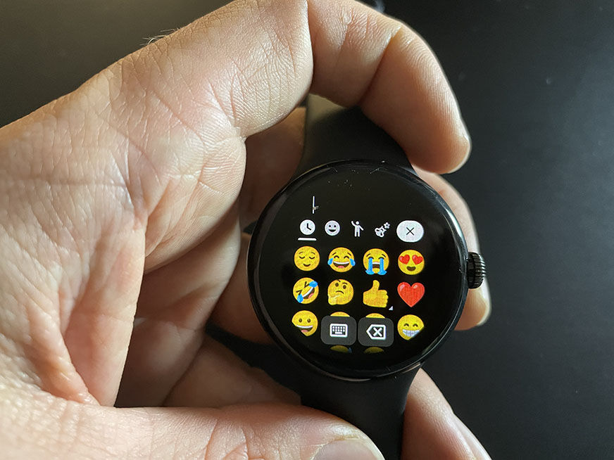 Man sieht die Antwortmöglichkeit mit Emojis auf der Google Pixel Watch.